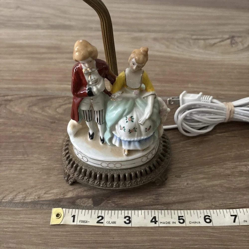 Antique 1930s bedroom table lamp Porcelain colonial figures 12